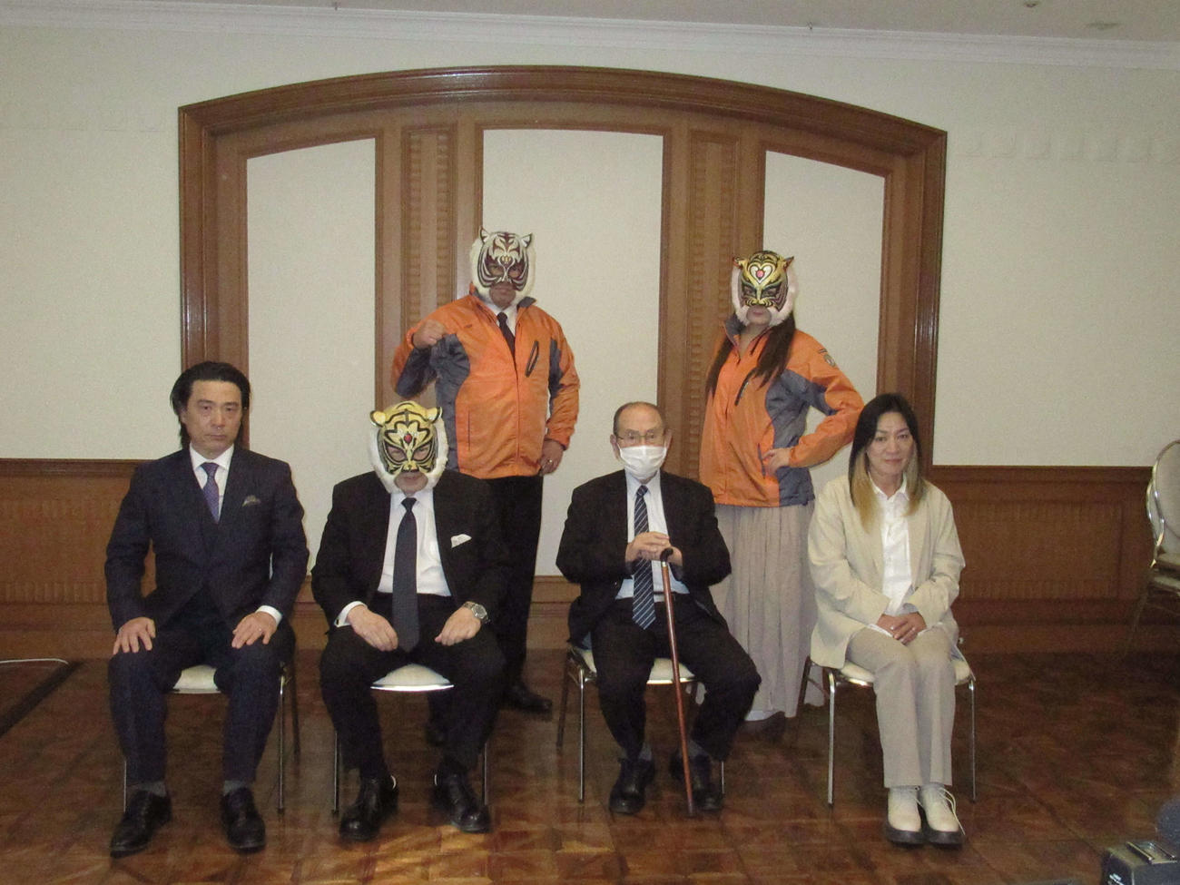 ストロングスタイルプロレスの福岡大会記者会見の出席者。1列目左から平井丈雅代表、佐山サトル、新間寿会長、ジャガー横田、2列目左からスーパータイガー、タイガークイーン（撮影・勝部晃多）
