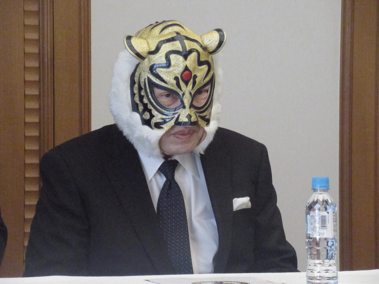 ストロングスタイルプロレスの福岡大会記者会見に臨む初代タイガーマスクの佐山サトル（撮影・勝部晃多）