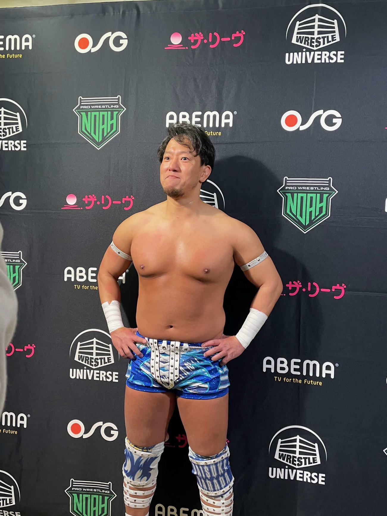 首の負傷で医師立ち会いのもと、1分間のエキシビションマッチを終えた現役引退する原田
