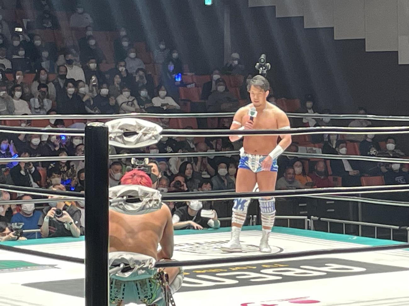 首の負傷で医師立ち会いのもと、1分間のエキシビションマッチを終えた現役引退する原田大輔、手前は対戦相手の小峠篤司