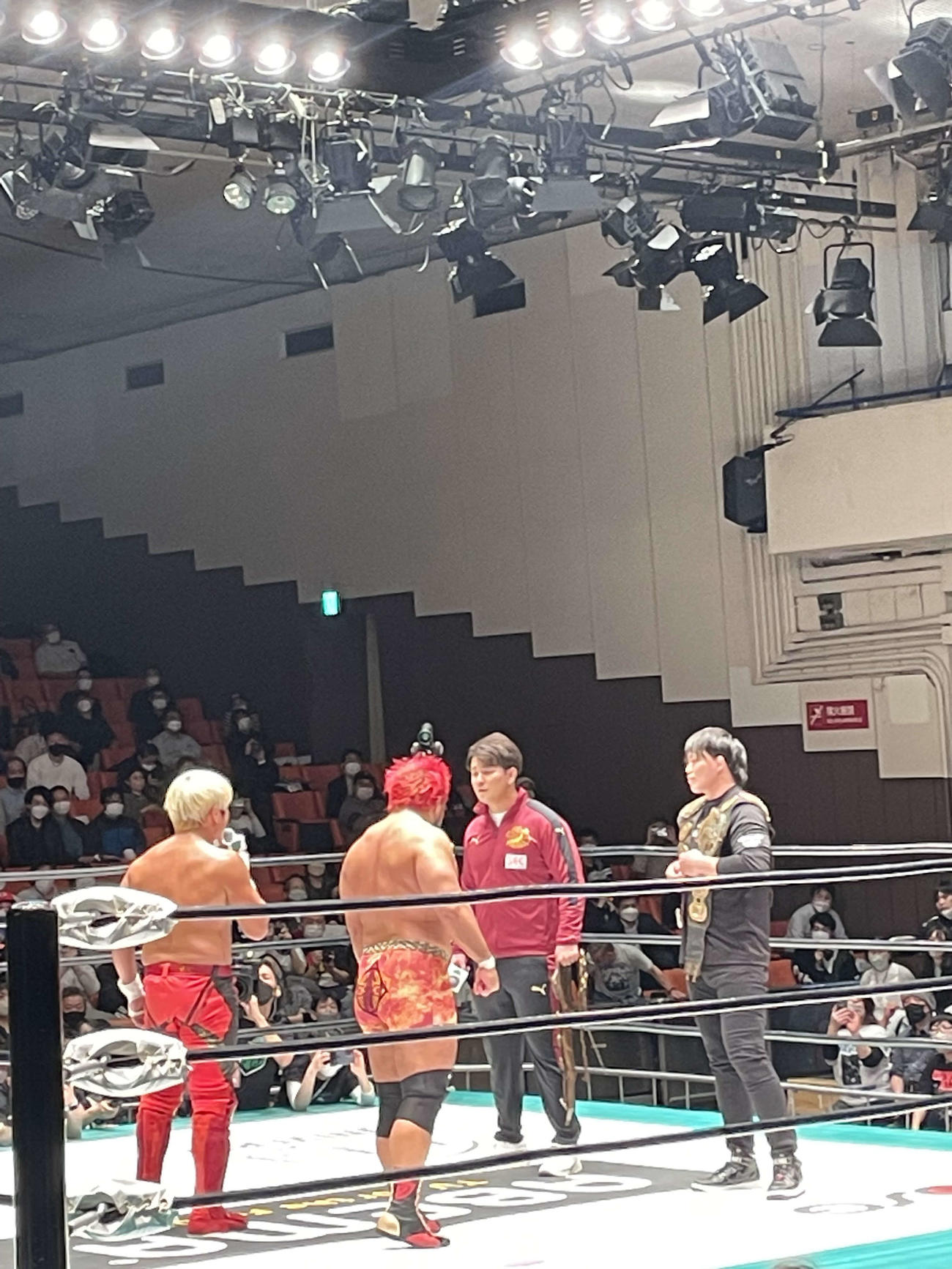 試合を終えた拳王（左）、征矢学（左から2人目）のもとに、乱入した全日本の青柳優馬（右から2人目）、野村