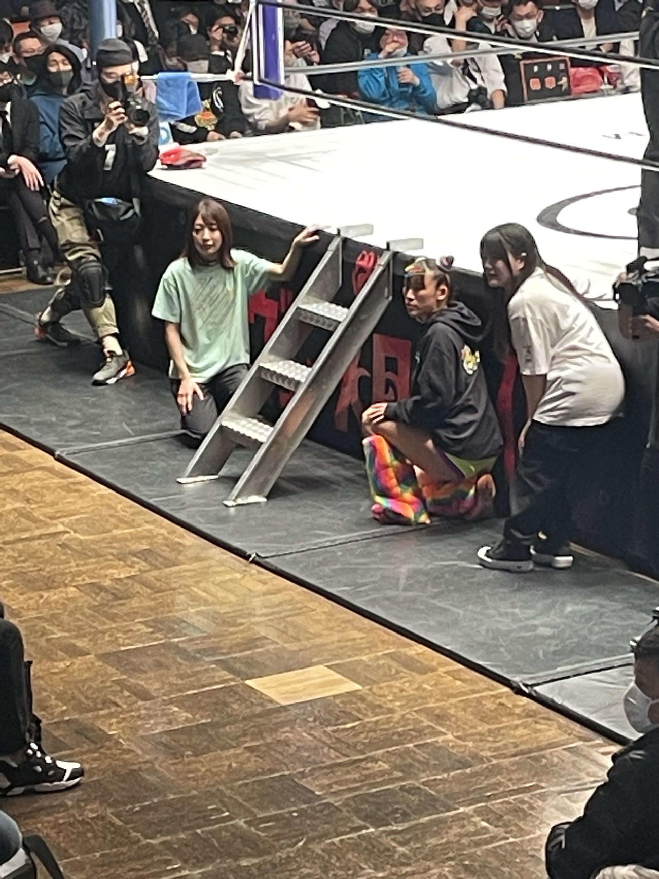 プロレス2戦目が決まったフワちゃん（右から2人目）