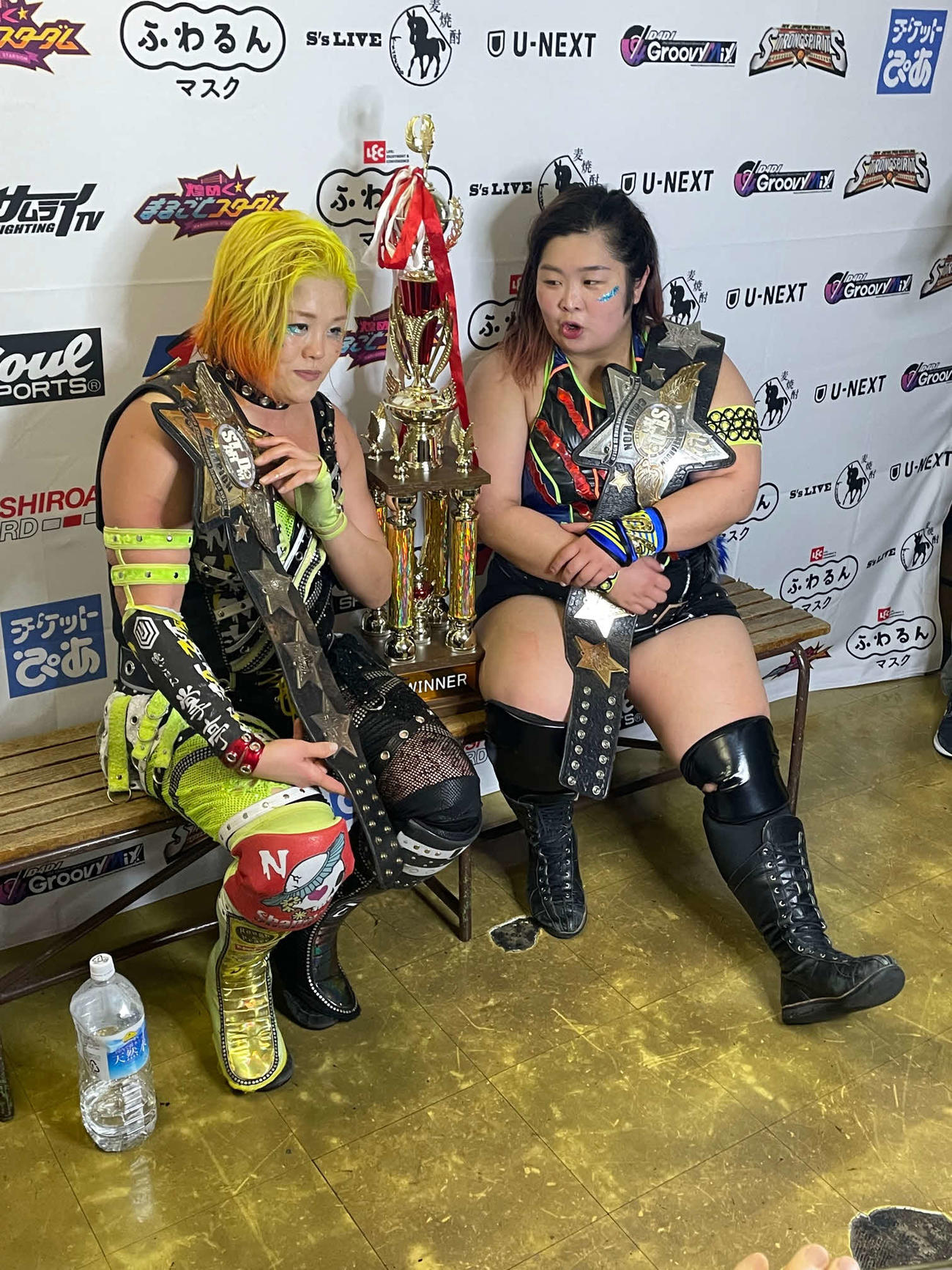 ゴッデス・オブ・スターダム選手権試合2度目の防衛に成功した高橋奈七永と優宇（右）