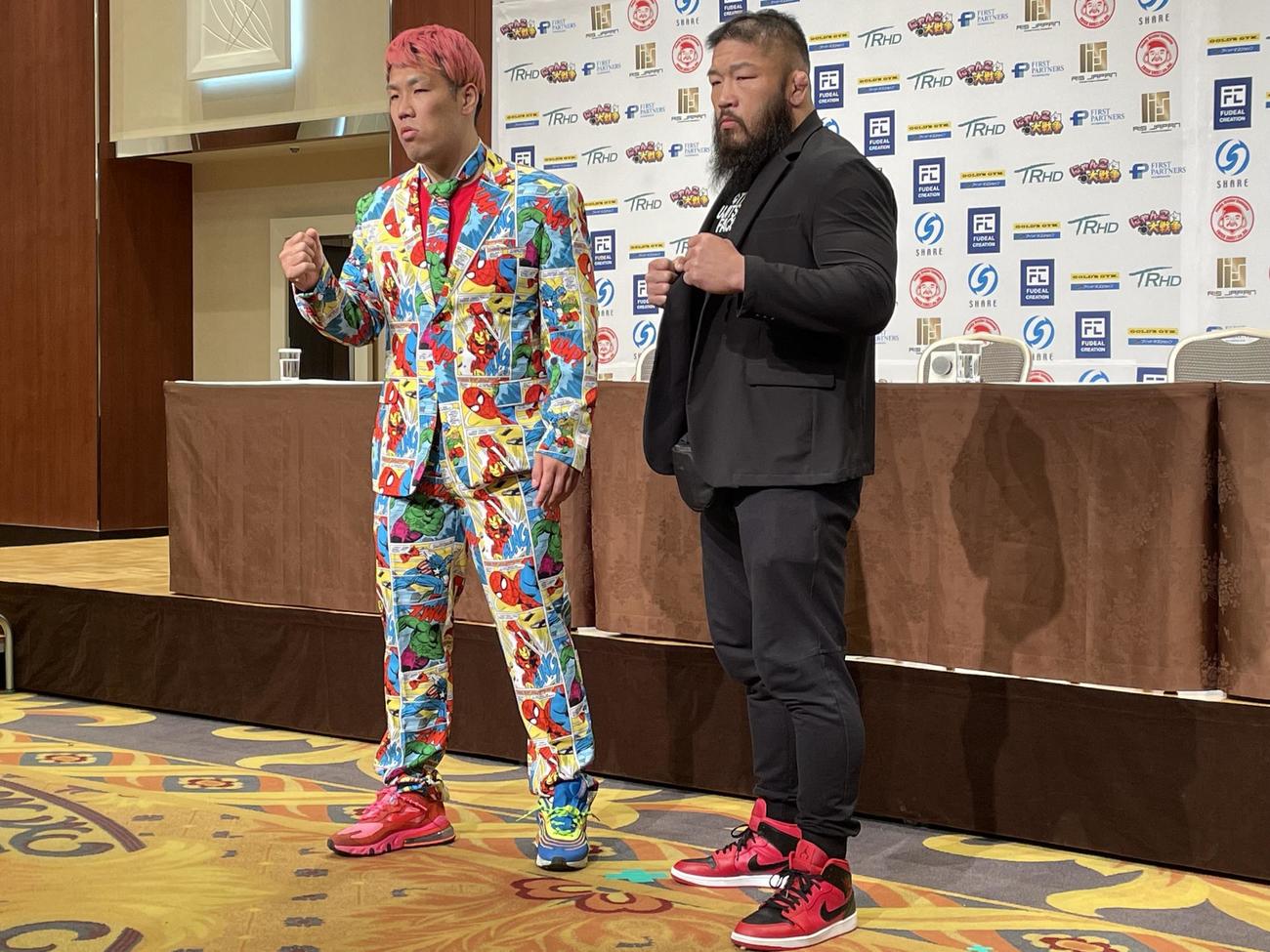 K－1年間最大の祭典となるケイズフェスタ6大会のスーパー・ヘビー級で対戦する、アメコミ柄のスーツを着た京太郎（左）と石井慧は記者会見でポーズを決める