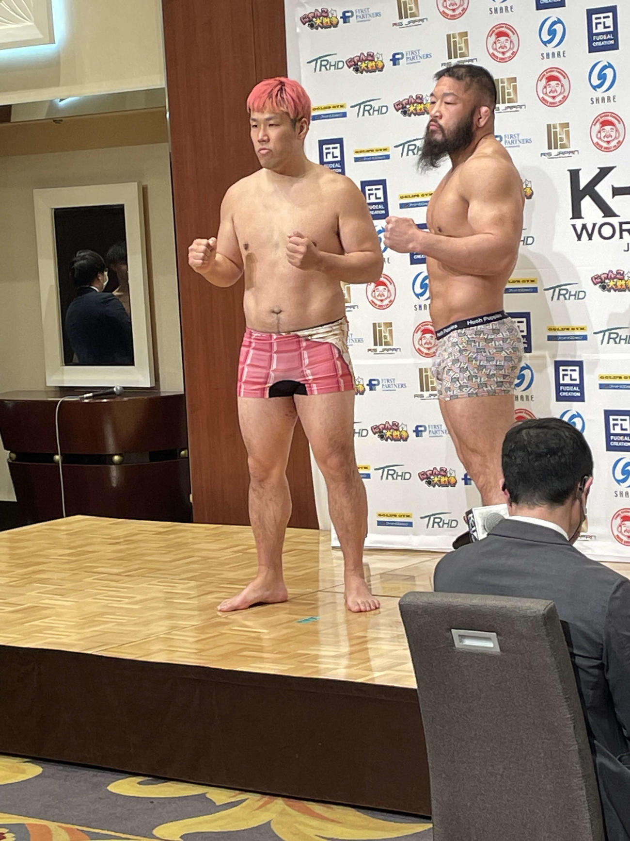K－1年間最大の祭典となるケイズフェスタ6大会のスーパー・ヘビー級で対戦する、京太郎（左）と石井慧は計量をクリア