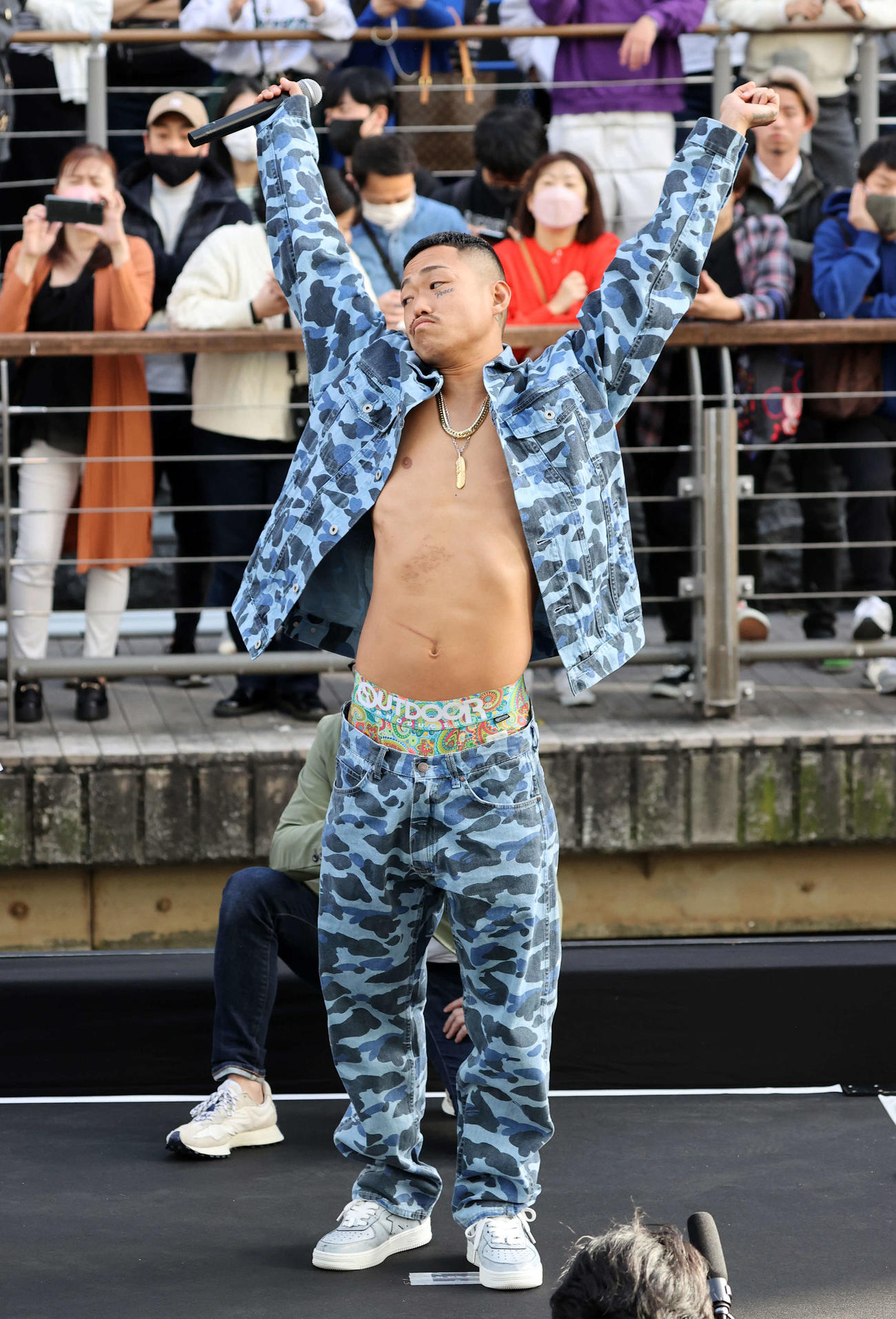 会見でグリコポーズする芦沢竜誠（撮影・鈴木正人）