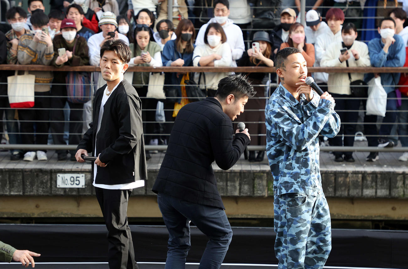 グリコサイン前で会見する皇治（左）と芦沢竜誠（右）（撮影・鈴木正人）