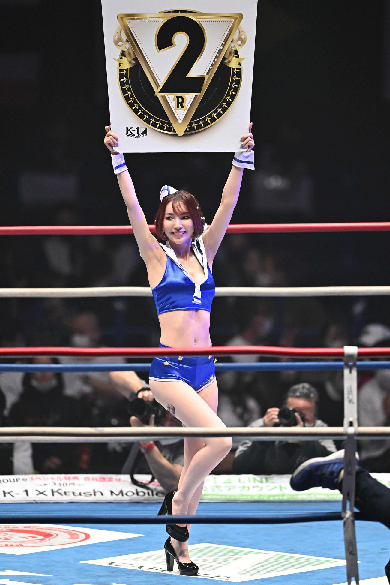 リングを彩るラウンドガール（撮影・滝沢徹郎）