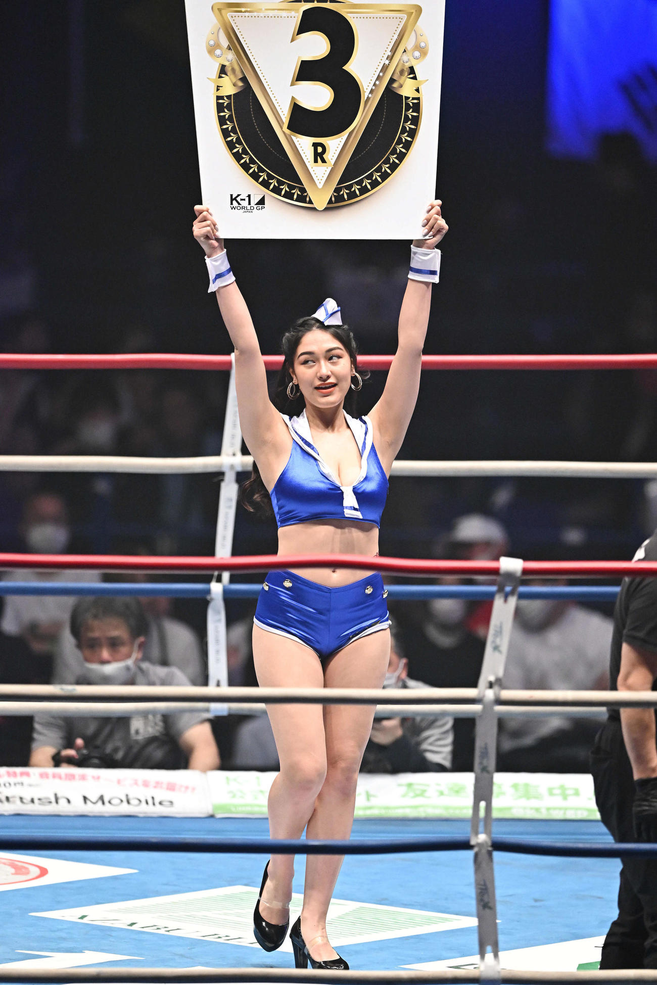 リングを彩るラウンドガール（撮影・滝沢徹郎）