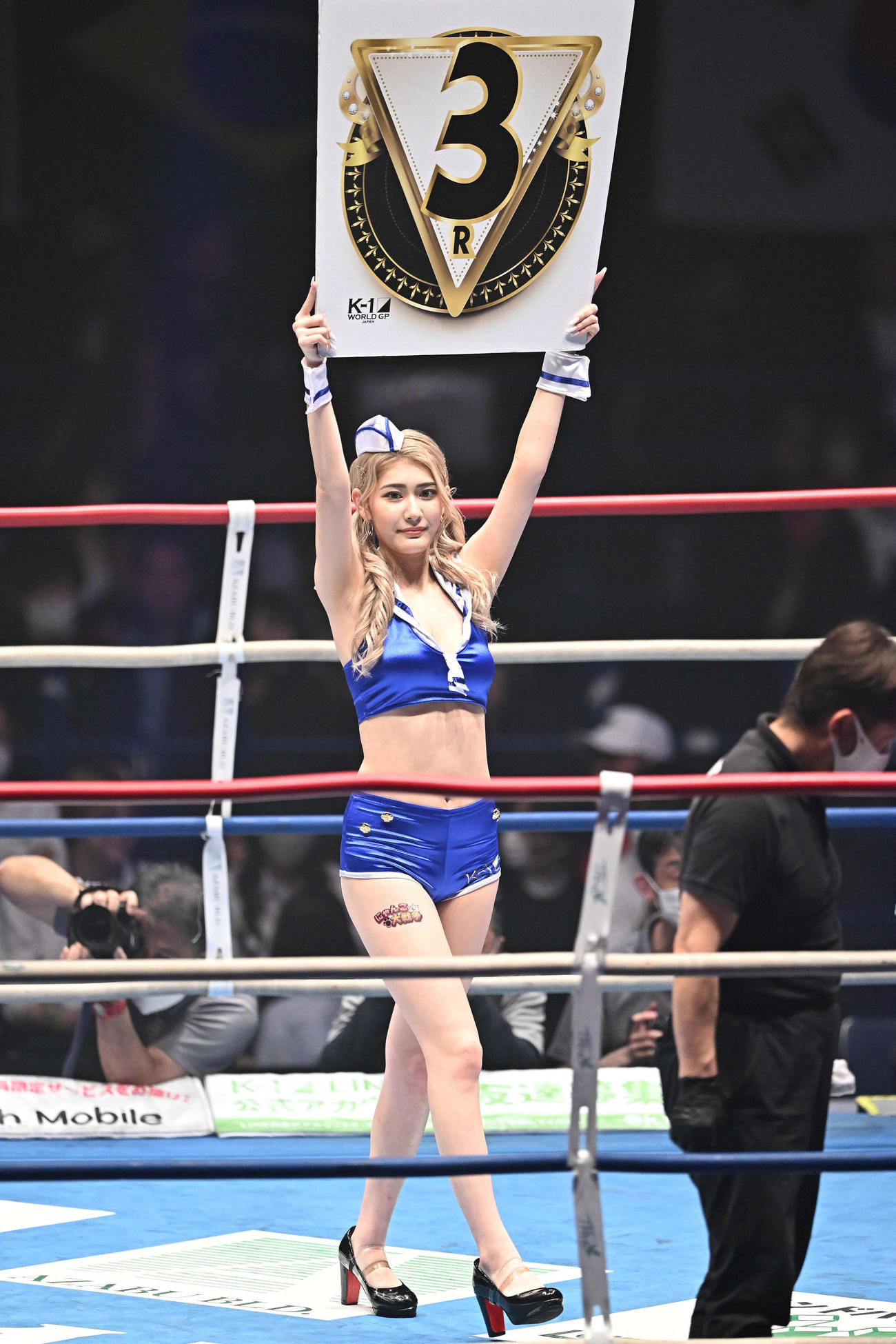 リングを彩るラウンドガール（撮影・滝沢徹郎）