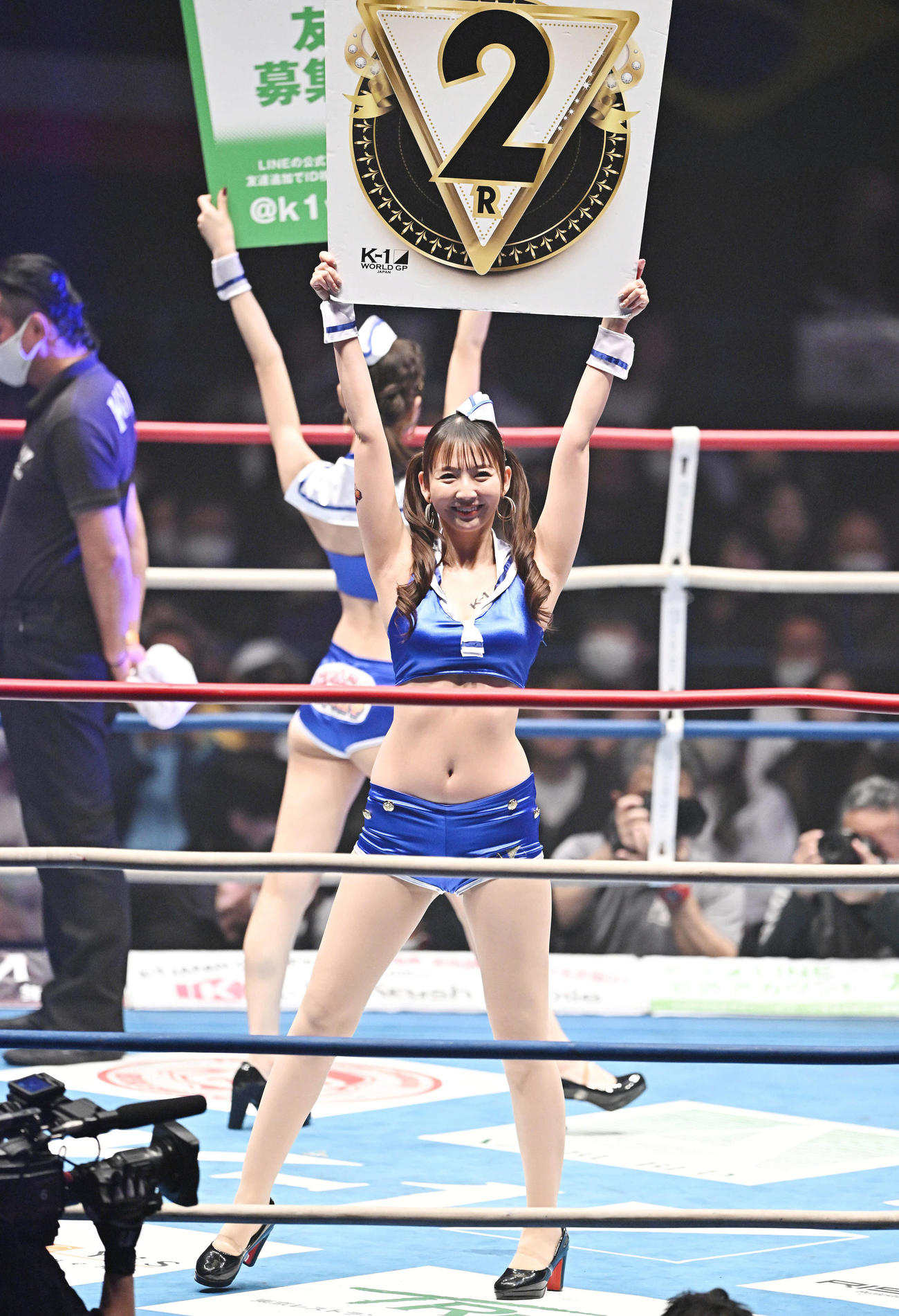 リングを彩るラウンドガール（撮影・滝沢徹郎）