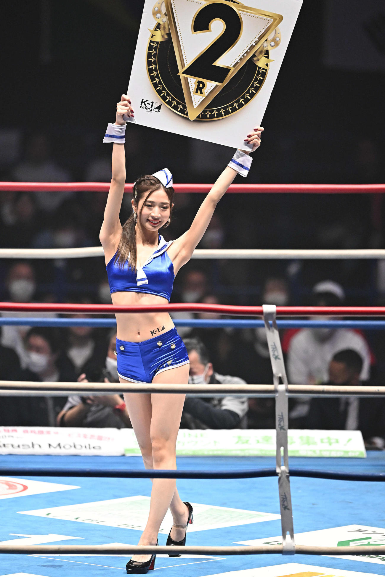 リングを彩るラウンドガール（撮影・滝沢徹郎）