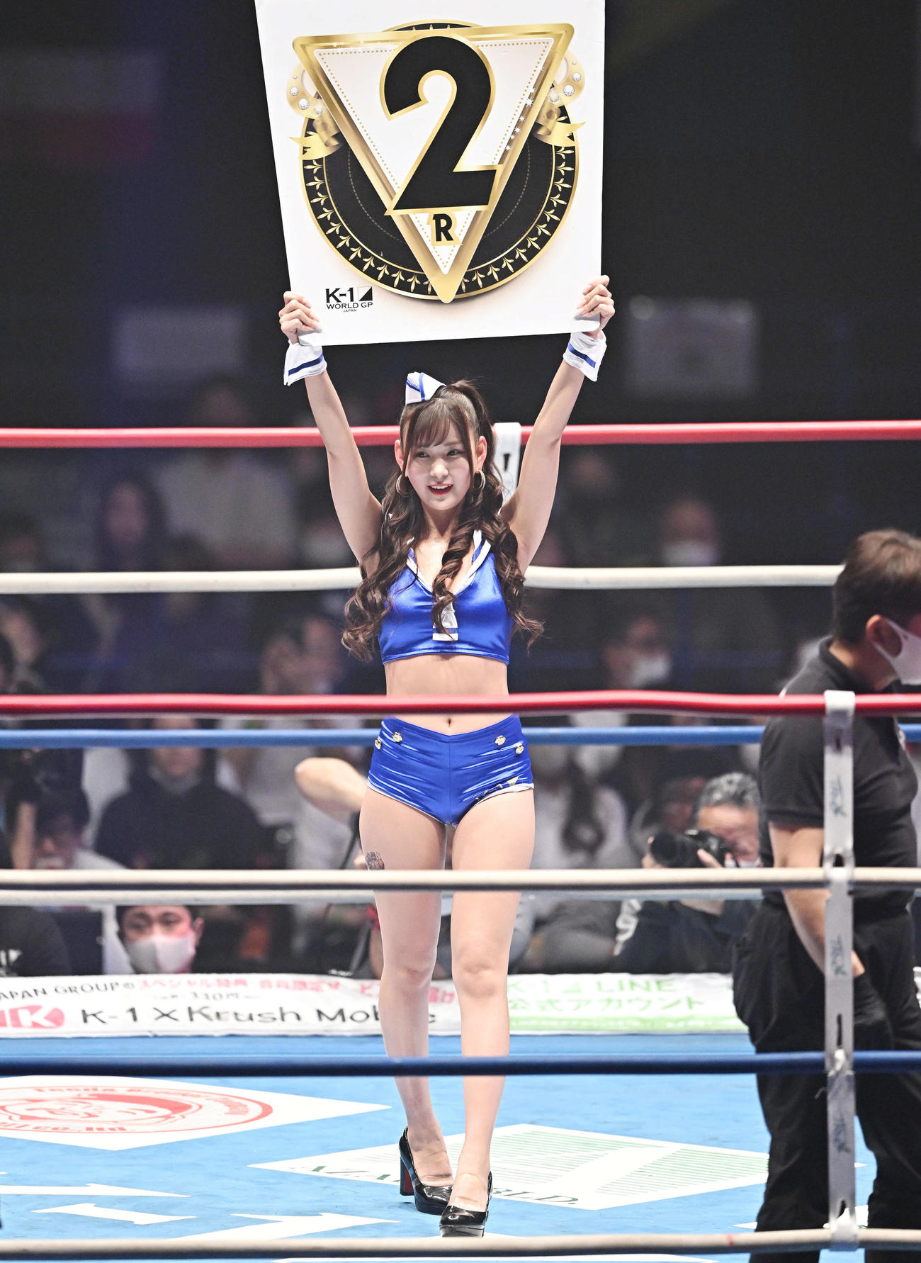 リングを彩るラウンドガール（撮影・滝沢徹郎）