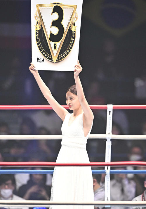スペシャルラウンドガールを務める古畑星夏（撮影・滝沢徹郎）