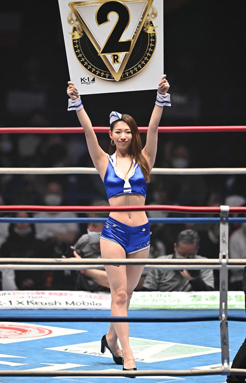 リングを彩るラウンドガール（撮影・滝沢徹郎）