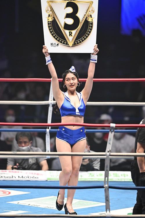 リングを彩るラウンドガール（撮影・滝沢徹郎）