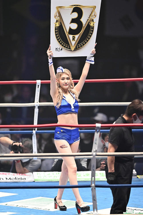 リングを彩るラウンドガール（撮影・滝沢徹郎）