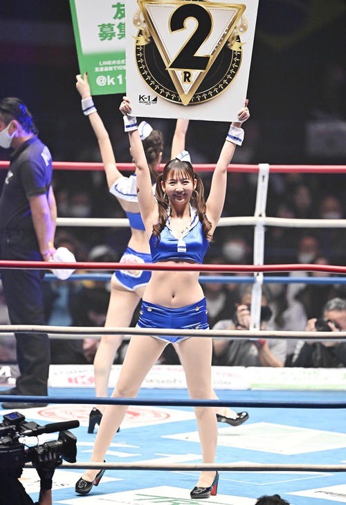 リングを彩るラウンドガール（撮影・滝沢徹郎）