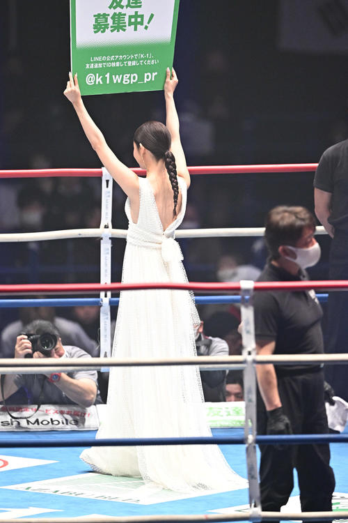 スペシャルラウンドガールを務める古畑星夏（撮影・滝沢徹郎）