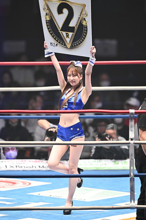 リングを彩るラウンドガール（撮影・滝沢徹郎）