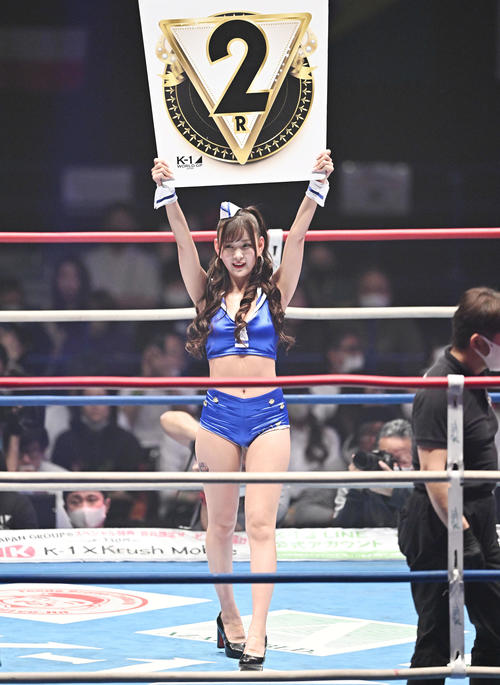 リングを彩るラウンドガール（撮影・滝沢徹郎）
