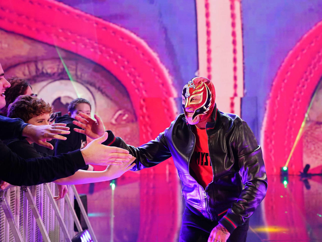 入場時にファンの声援に応じるレイ・ミステリオJr．（C）2023 WWE, Inc. All Rights Reserved.