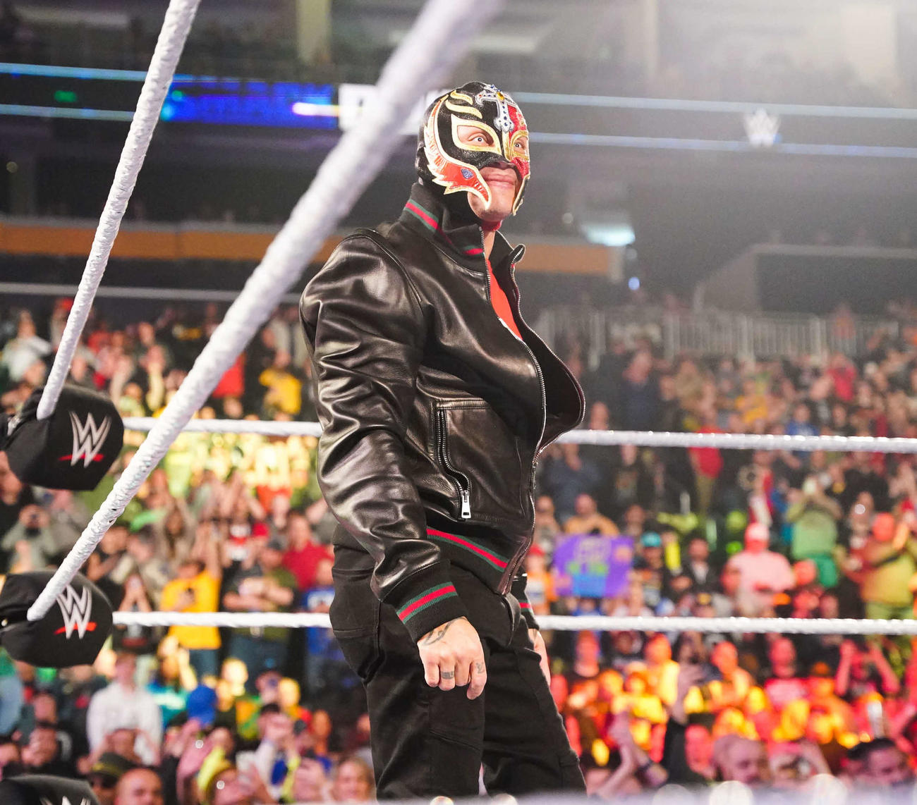 WWE殿堂入りが発表され、ファンの前に登場したレイ・ミステリオJr．（C）2023 WWE, Inc. All Rights Reserved.