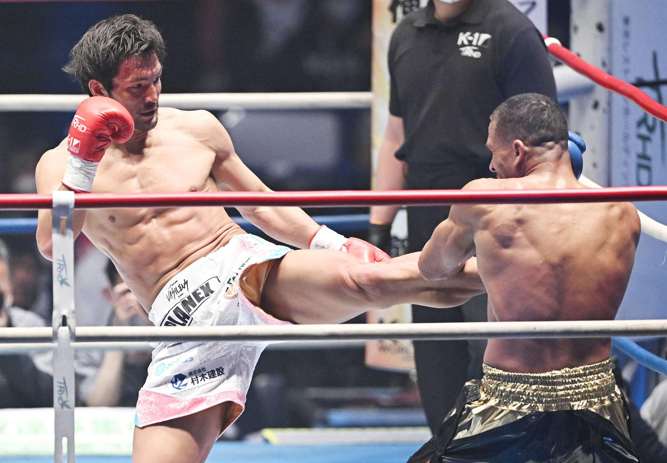 2回、松倉信太郎（左）はイゴール・シウバに蹴りを見舞う（撮影・滝沢徹郎）