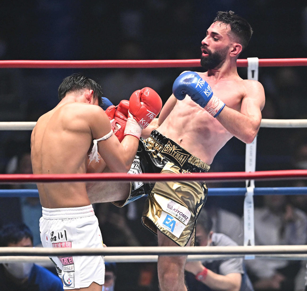 3回、ヴィニシウス・ディオニツィオ（右）は神保克哉に膝蹴りを見舞う（撮影・滝沢徹郎）