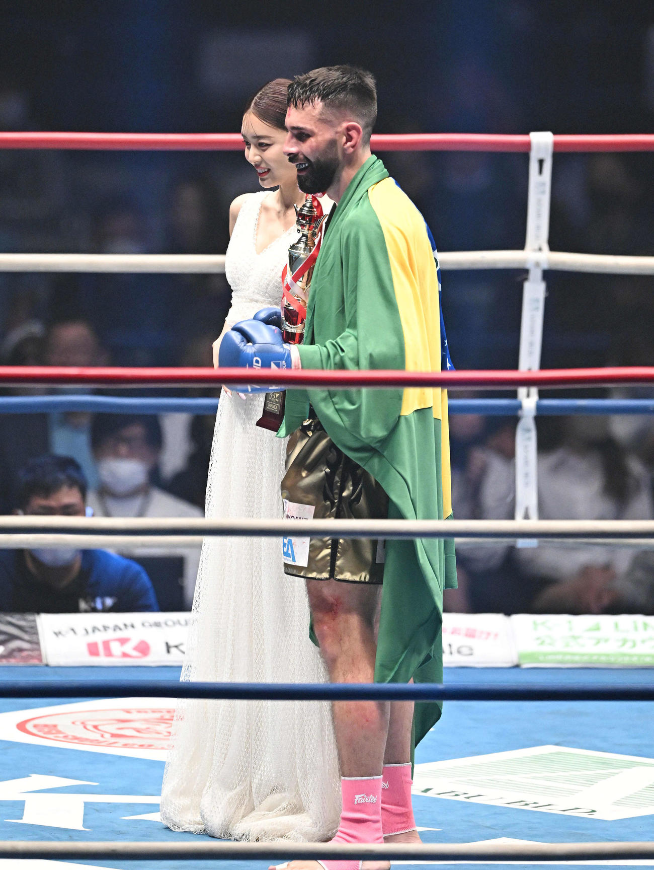 神保克哉に勝利したヴィニシウス・ディオニツィオ（手前）は古畑星夏と記念撮影する（撮影・滝沢徹郎）