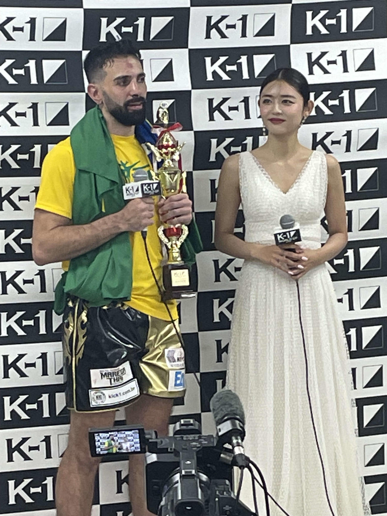 K－1年間最大の祭典となるケイズフェスタ6大会の第1試合でスペシャルラウンドガールを務めた女優でViVi専属モデルの古畑と、その試合で勝利したヴィニシウス
