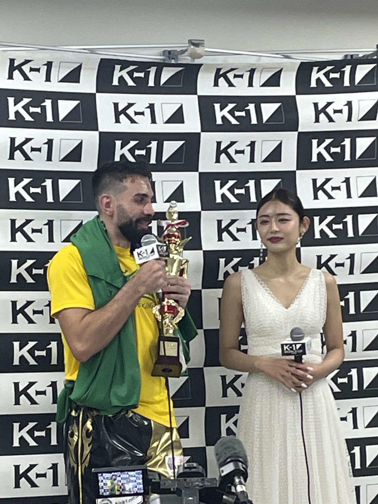 K－1年間最大の祭典となるケイズフェスタ6大会の第1試合に勝利したヴィニシウス・ディオニツィオは、スペシャルラウンドガールを務めた女優でViVi専属モデルの古畑星夏にデレデレ