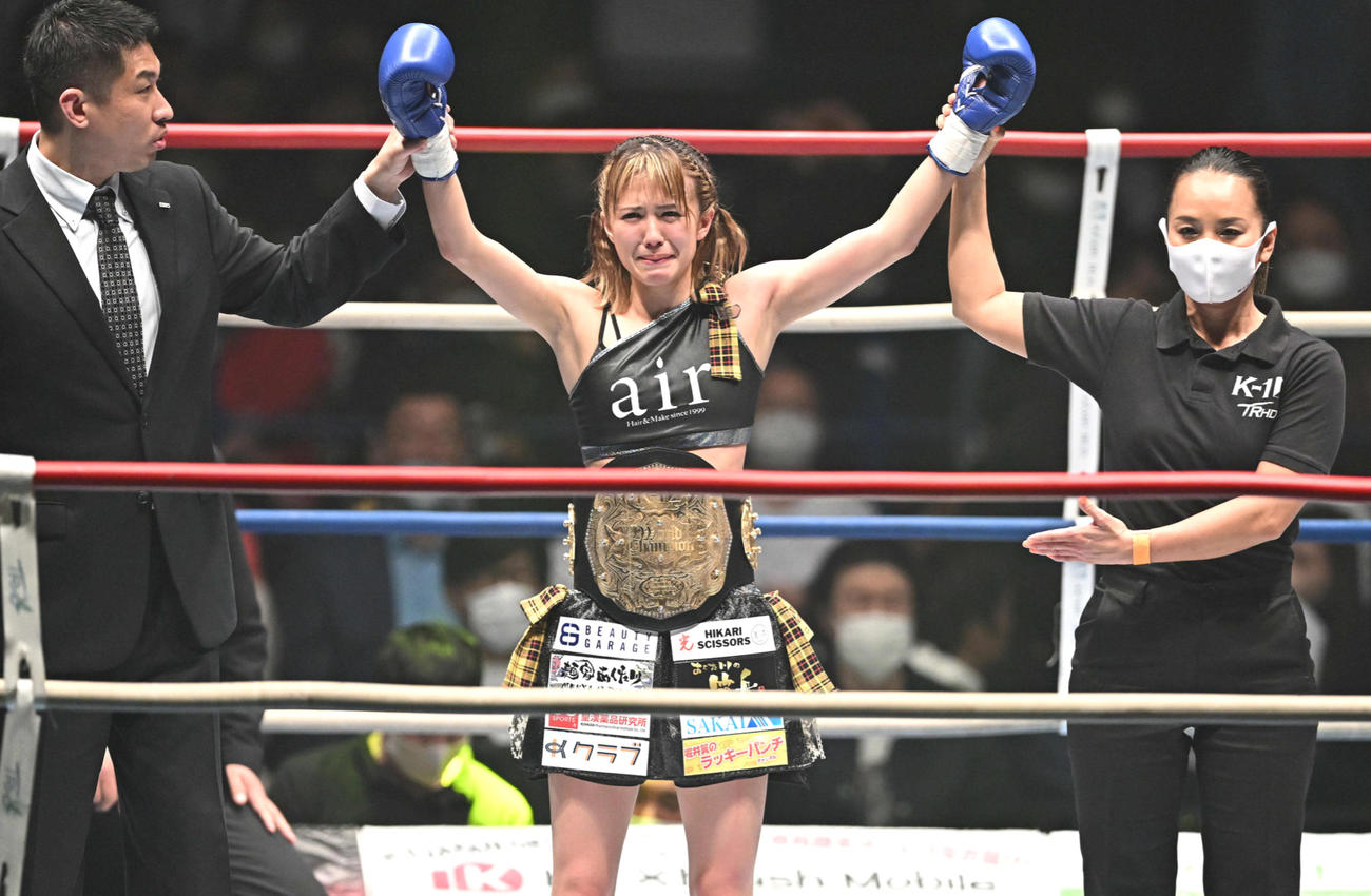 女子アトム級新チャンピオンとなりベルトを巻き勝ち名乗りを受ける菅原美優（撮影・滝沢徹郎）