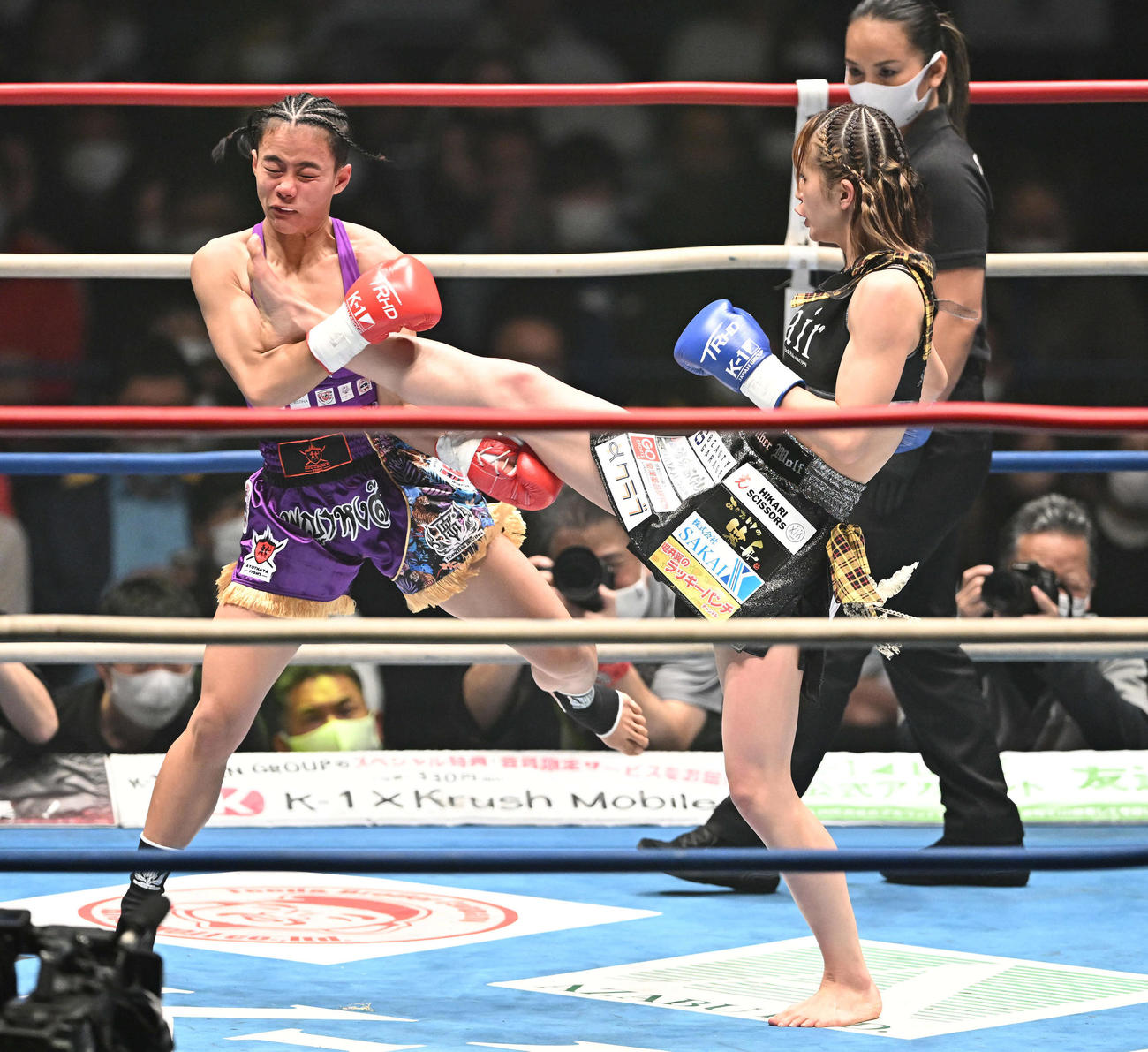 2回、菅原美優（右）はパヤーフォン・アユタヤファイトジムに蹴りを見舞う（撮影・滝沢徹郎）