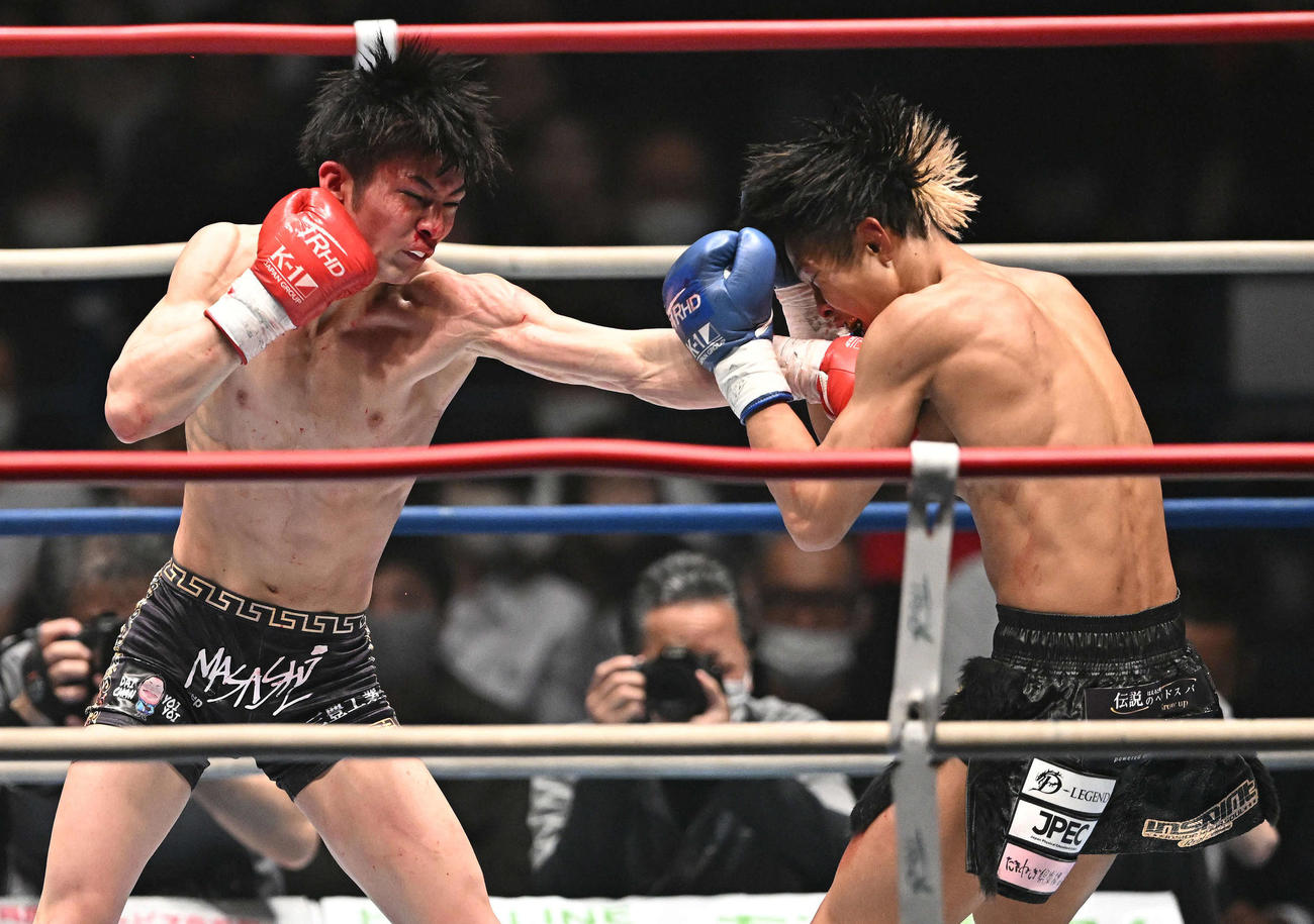 3回、玖村将史（左）は鈴木真彦にパンチを打ち込む（撮影・滝沢徹郎）