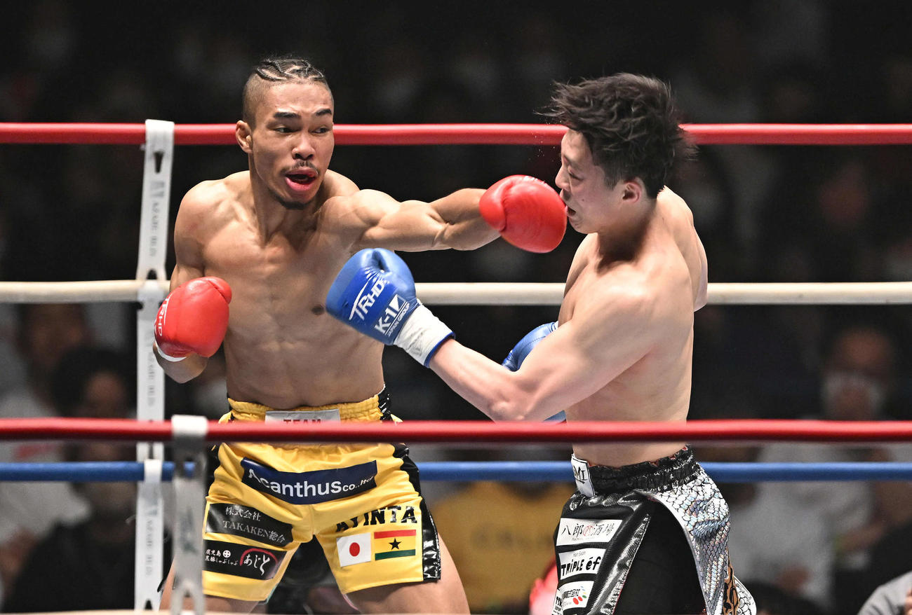 3回、寧仁太・アリ（左）は実方拓海にパンチを打ち込む（撮影・滝沢徹郎）