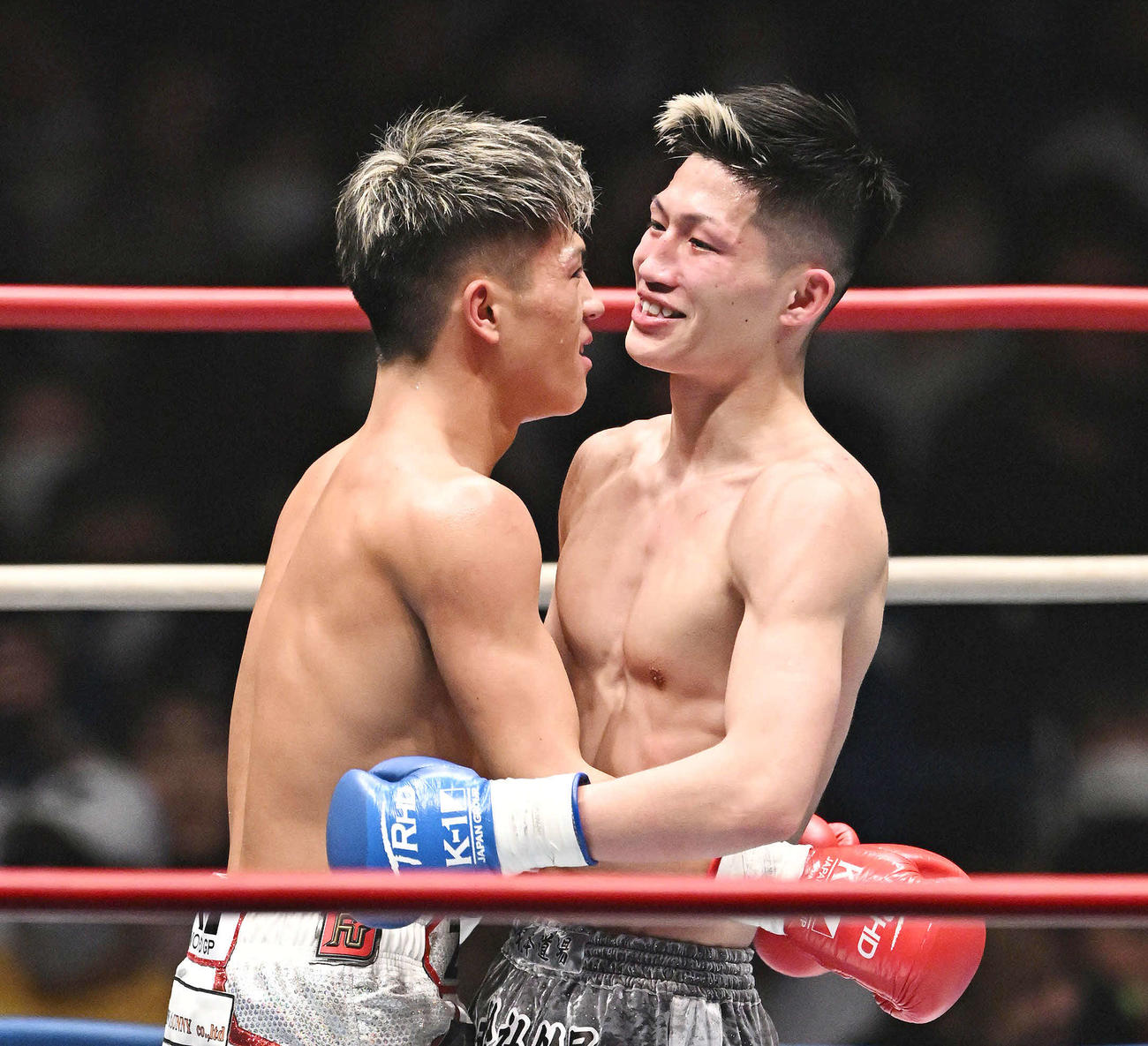 試合後、健闘をたたえ合う斗麗（左）と安本晴翔（撮影・滝沢徹郎）