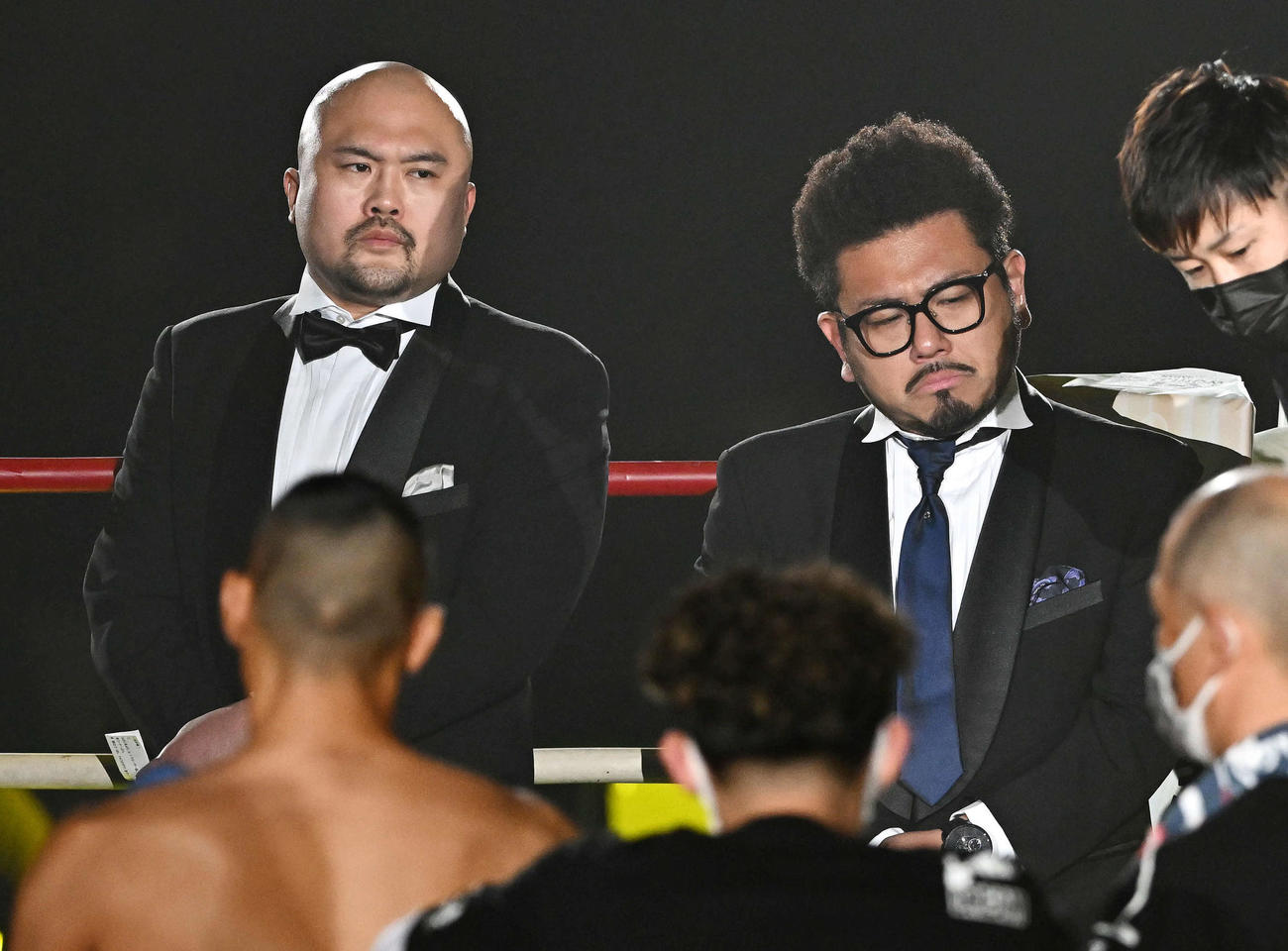 リングアナウンサーを務めた鬼越トマホークの坂井良多（左）と金ちゃん（撮影・滝沢徹郎）