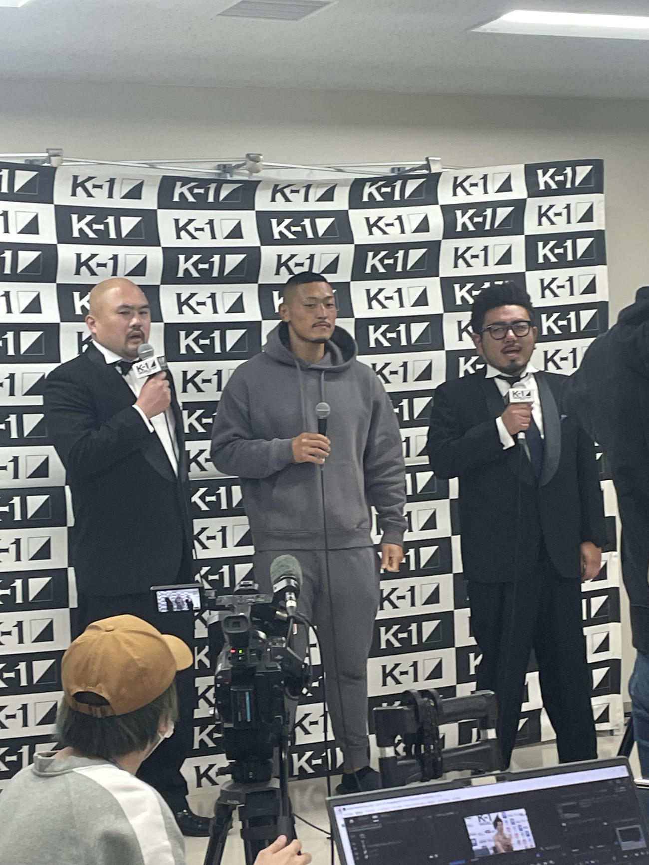 K－1年間最大の祭典となるケイズフェスタ6大会の第9試合で勝利した星龍之介と同試合でスペシャルリングアナを務めた、鬼越トマホークの坂井良多（左）と金ちゃん（右）
