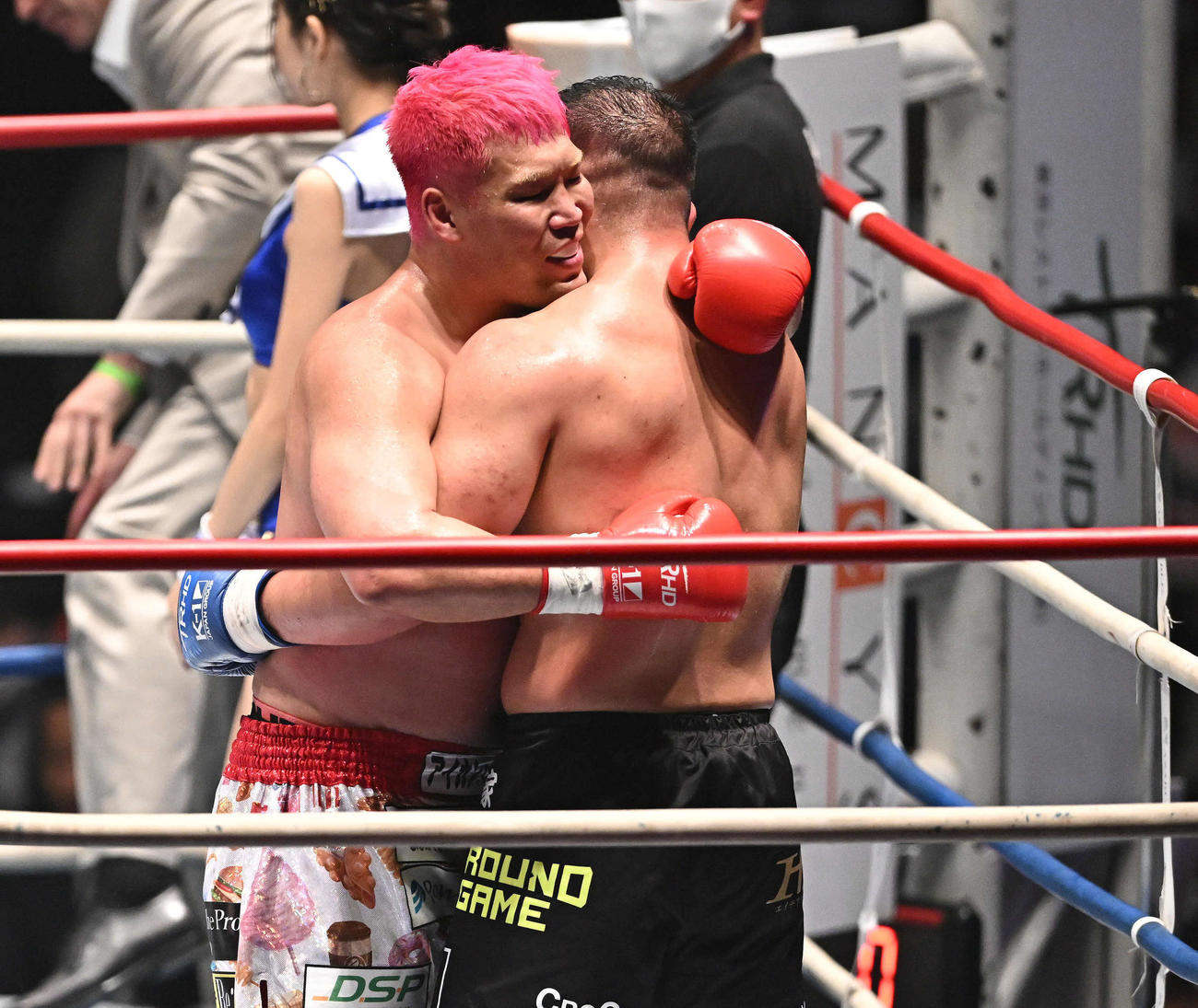 試合後、抱き合う京太郎（左）と石井慧（撮影・滝沢徹郎）