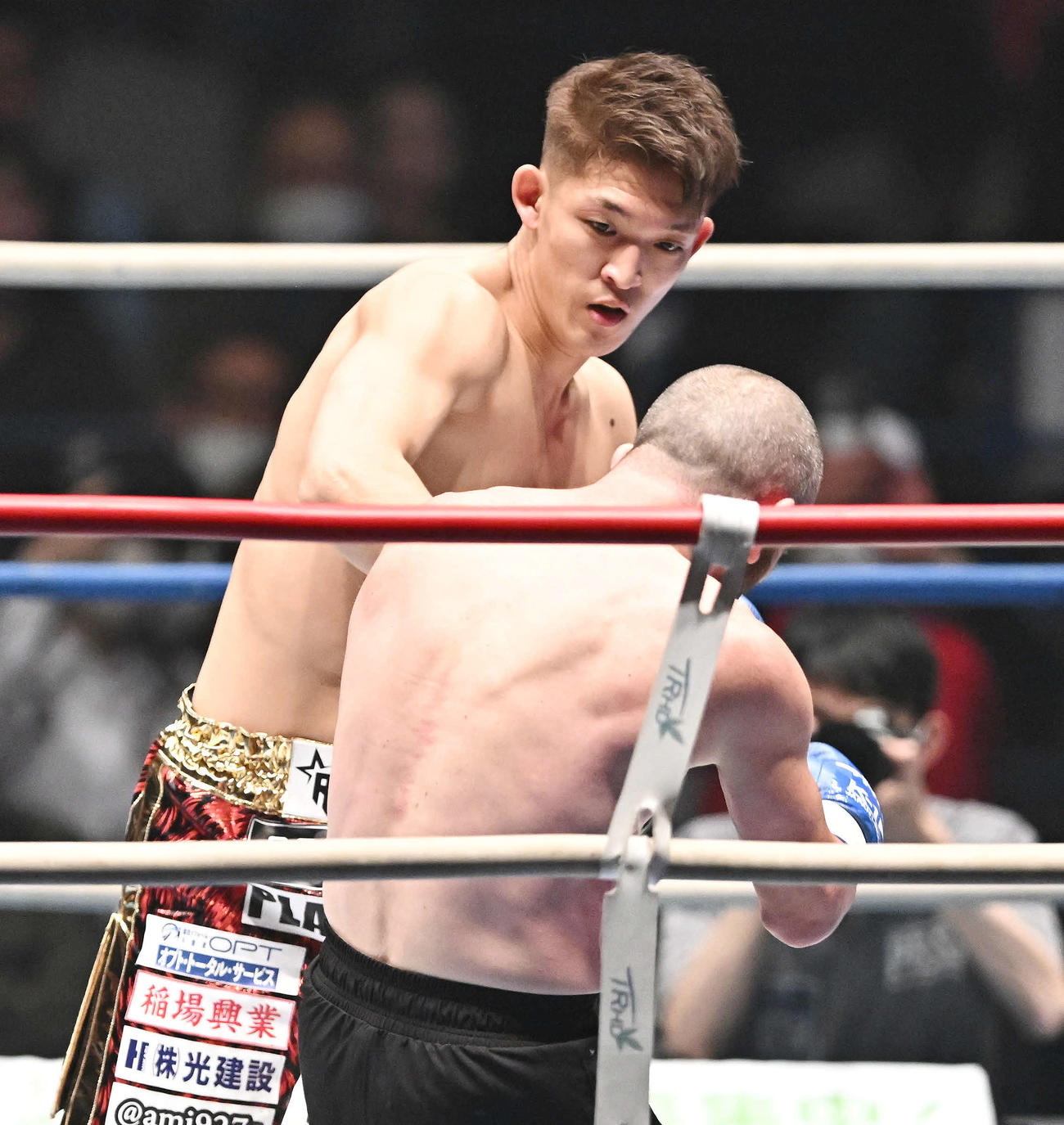 1回、野杁正明（後方）はジャバル・アスケロフにKO勝ちする（撮影・滝沢徹郎）