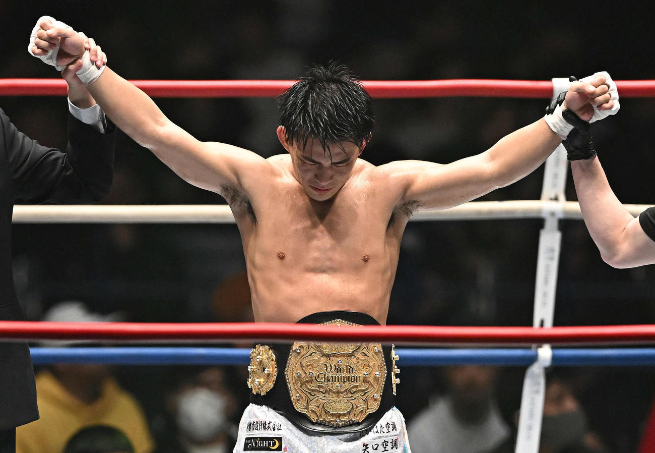 ライト級新チャンピオンとなり勝ち名乗りを受ける与座（撮影・滝沢徹郎）