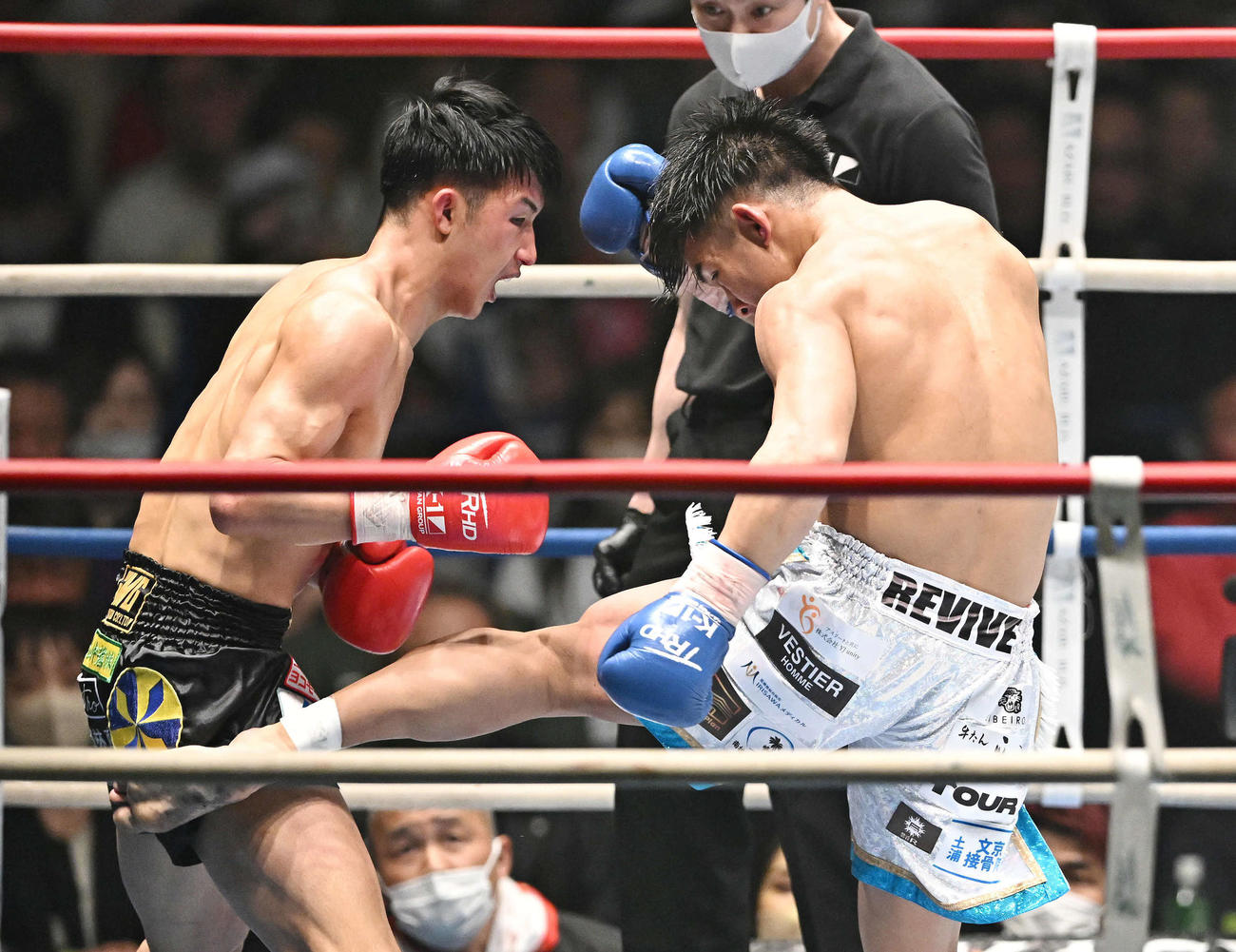 3回、与座優貴（右）は朝久泰央に蹴りを見舞う（撮影・滝沢徹郎）