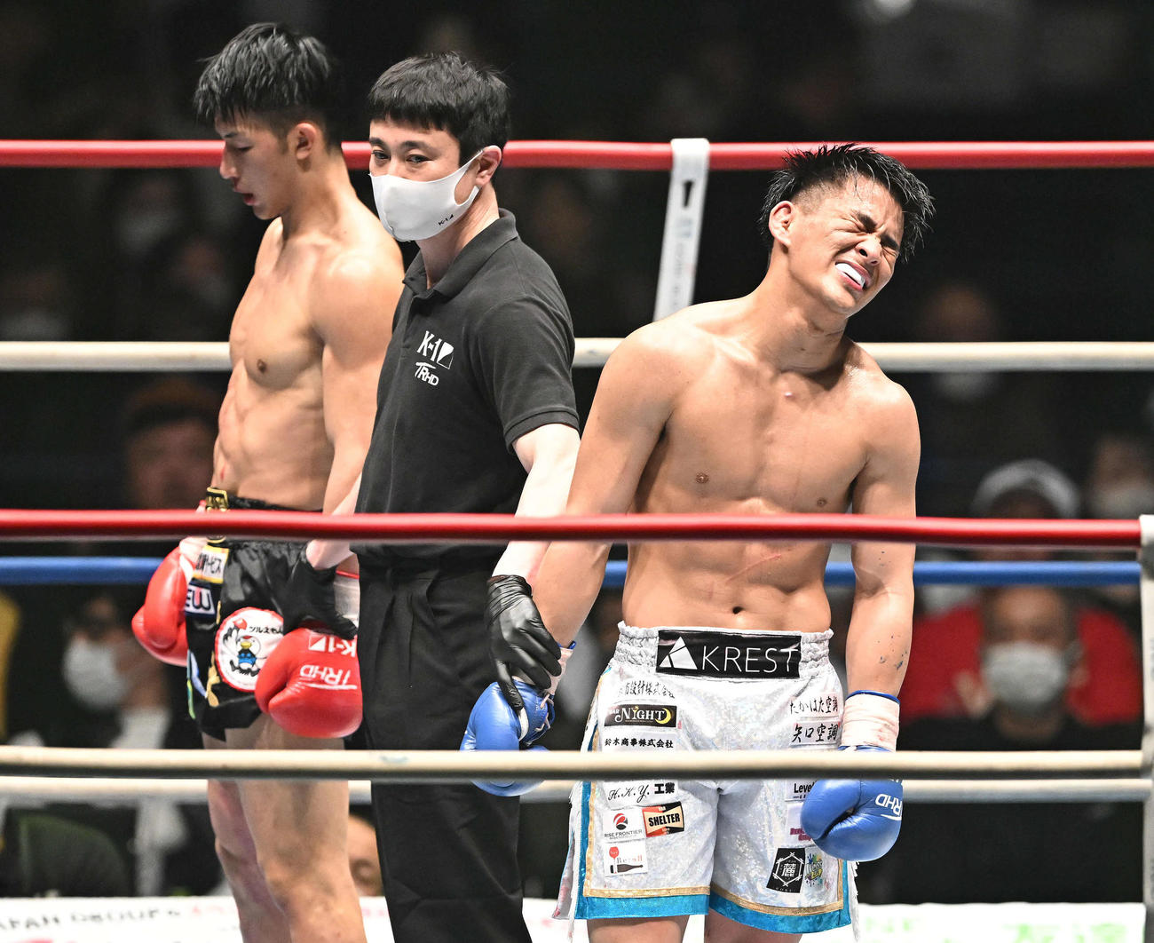 判定で朝久泰央（左）勝利し感極まる与座優貴（撮影・滝沢徹郎）