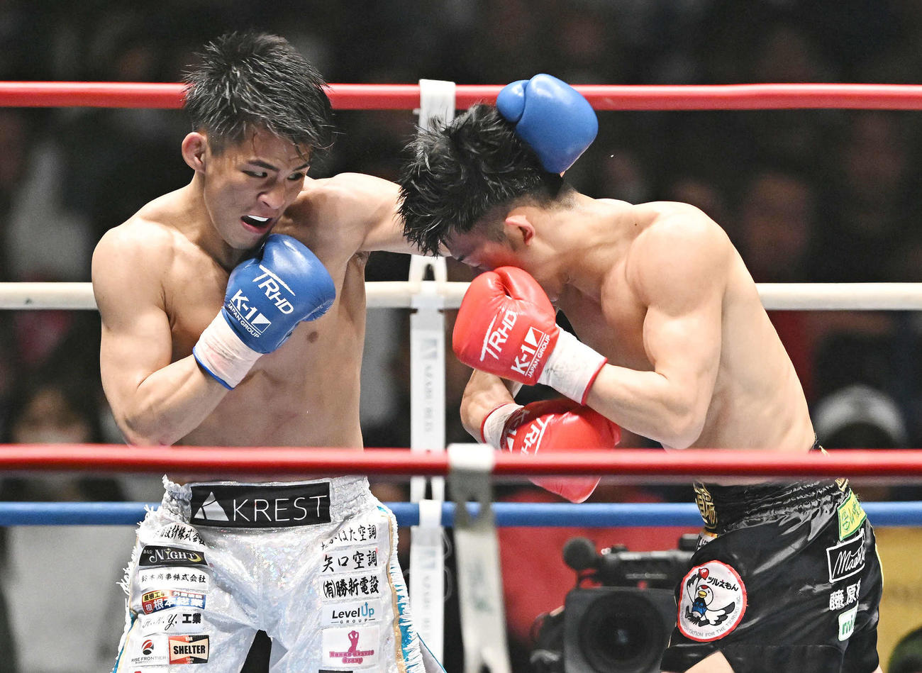 3回、与座優貴（左）は朝久泰央にパンチを打ち込む（撮影・滝沢徹郎）