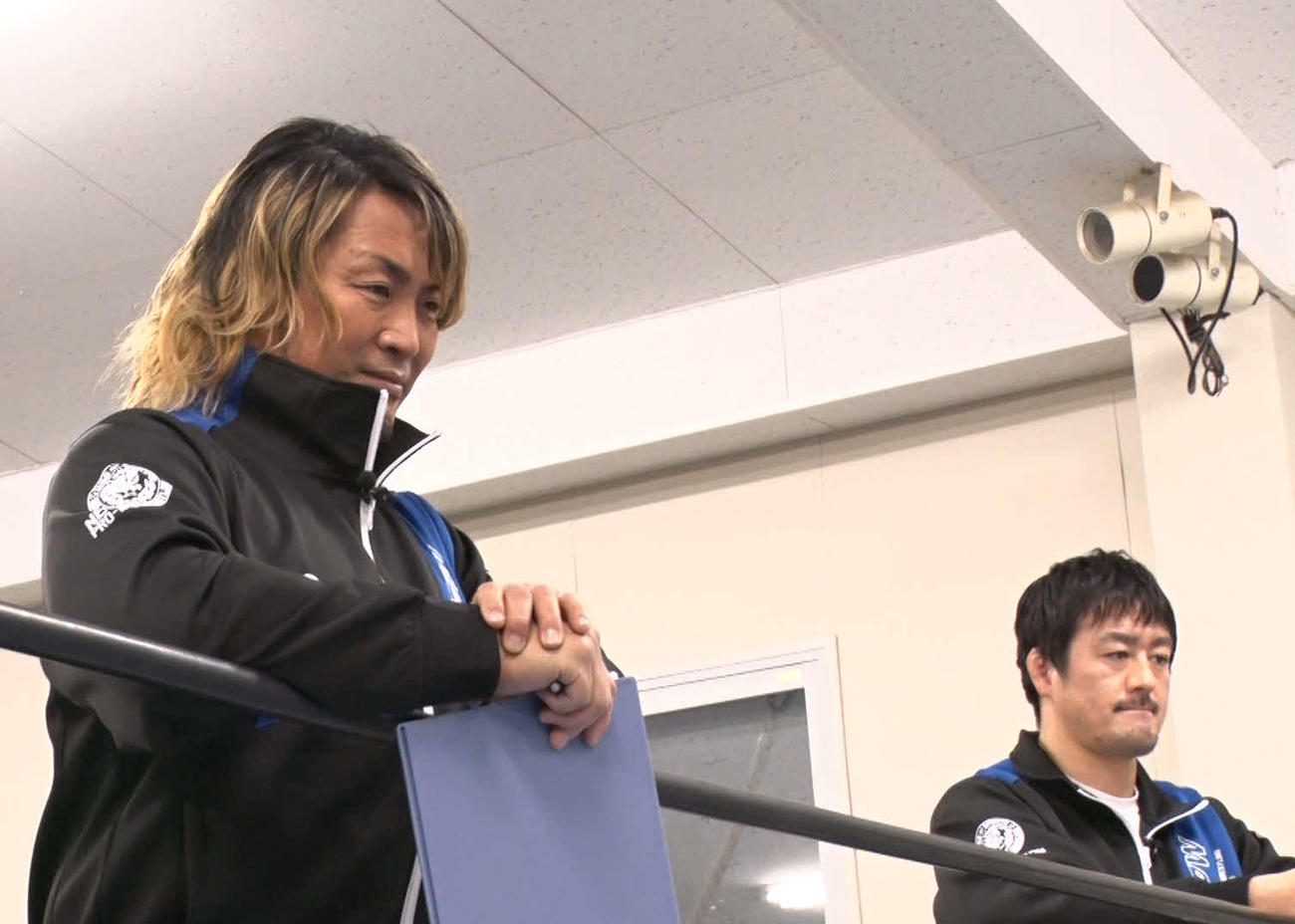 「THEスピリット～闘魂レスラー発掘プロジェクト～」に出演する棚橋弘至（左）、田口隆祐（C）フジテレビ