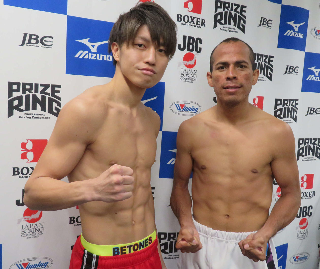 東洋太平洋フライ級王者桑原拓（左）とメキシコ同級王者ホセ・リバスはそろって計量クリア