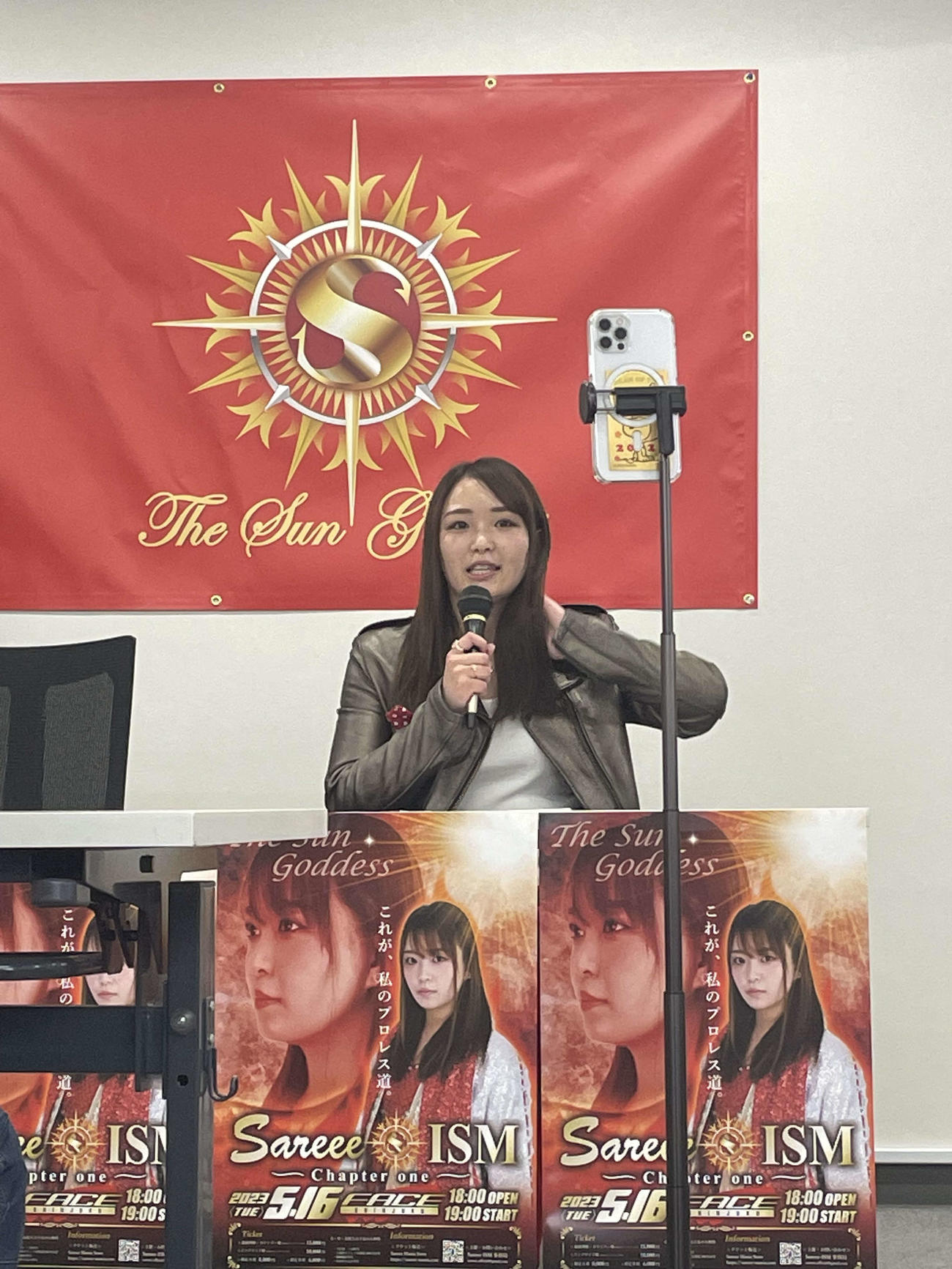 WWEとの契約が円満終了し、5月16日の日本復帰戦へ向けて記者会見に臨んだプロレスラーSareee