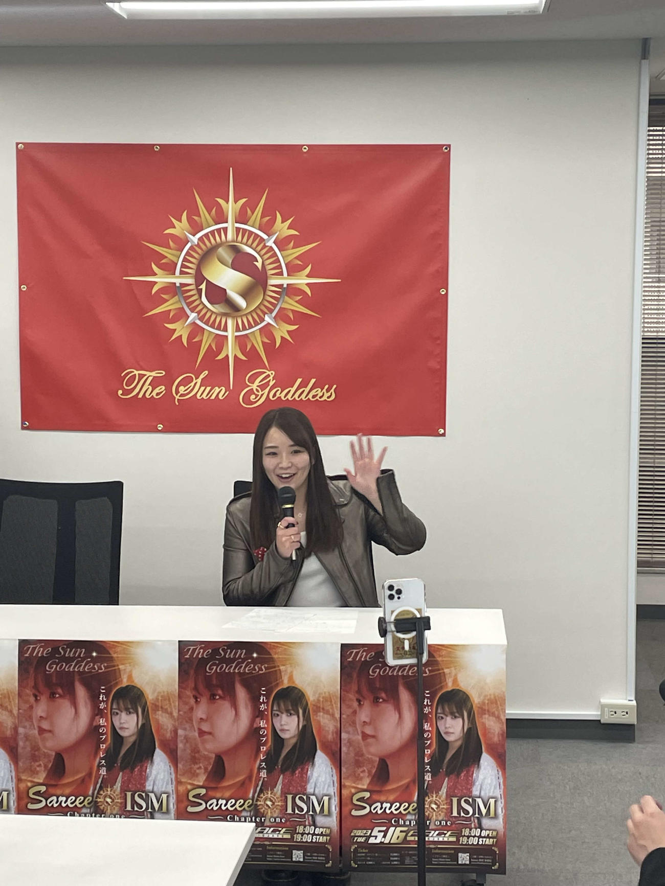 WWEとの契約が円満終了し、5月16日の日本復帰戦へ向けて記者会見に臨み、インスタライブで視聴者へ手を振るプロレスラーSareee