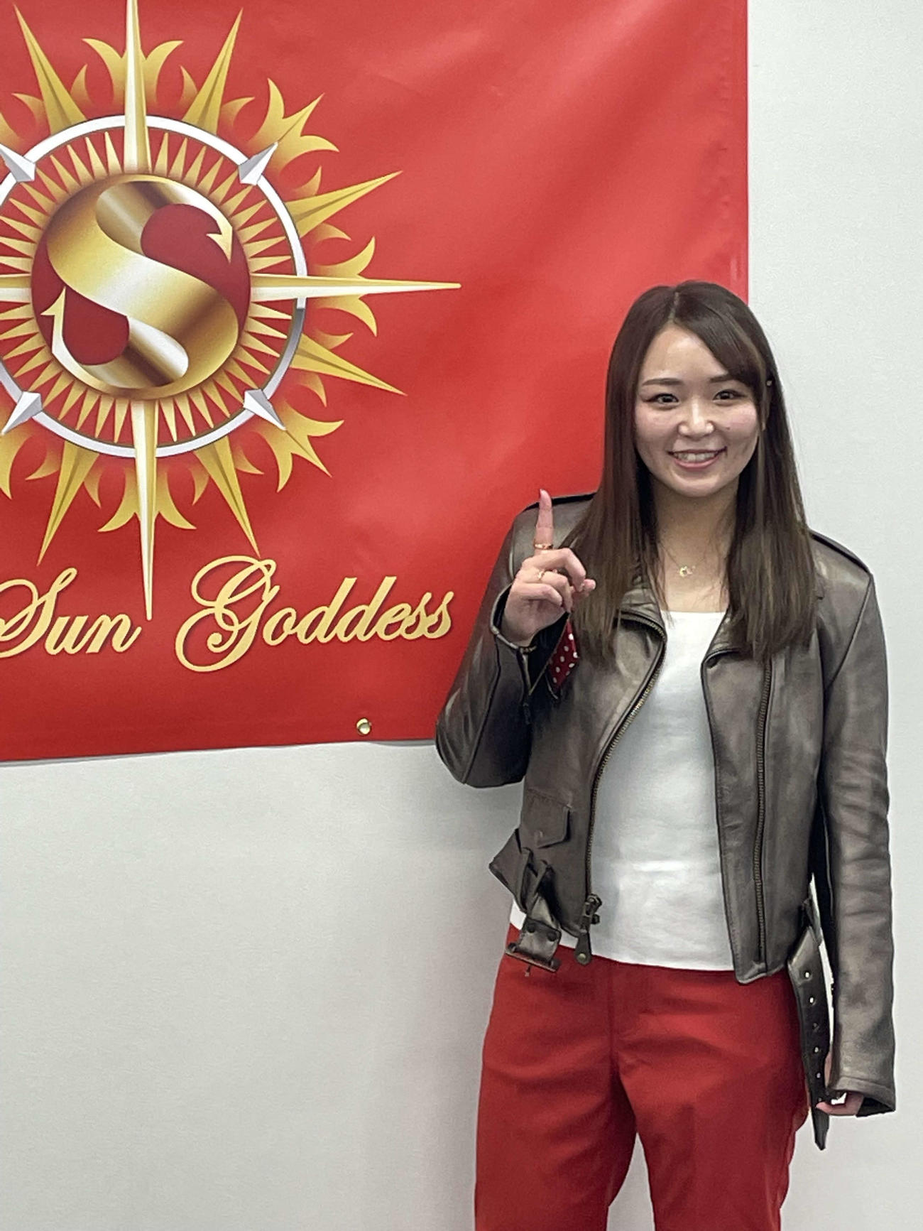WWEとの契約が円満終了し、5月16日の日本復帰戦へ向けて記者会見に臨み、旗の前で記念撮影に応じるプロレスラーSareee